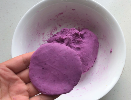 两个紫薯半碗糯米粉,一压一煎,香甜软糯低脂,零食早餐两不误