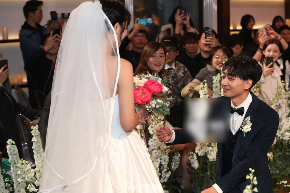 左立婚礼现场拥吻爱妻!华晨宇欧豪于朦胧等13快男组伴郎团助阵