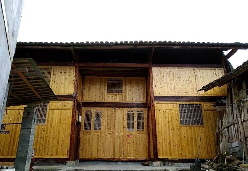 翻新的木房,大门是"六扇门"