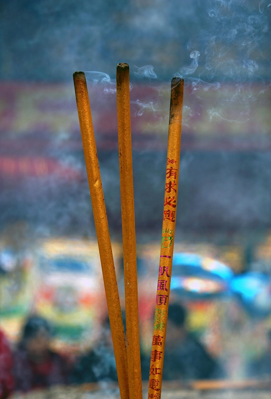 在道家,三香对应天,地,人三才,寓意天时,地利,人和,为所求之事加持