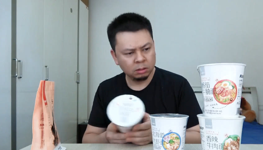 "李大神"原本要试吃"网红冻干方便面",结果只把赠品给吃了?