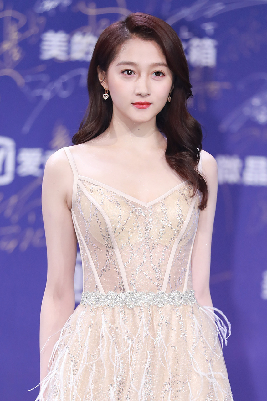 关晓彤,这个名字在中国娱乐圈中已经不再陌生 她是一位年轻有为的女