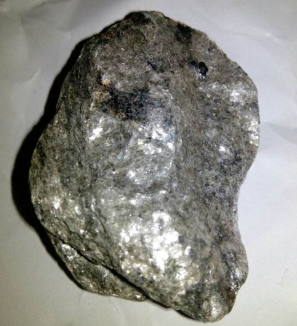 钻石,钻石的原石叫做金刚石,很多人对它都不陌生吧,一般情况下,品相不