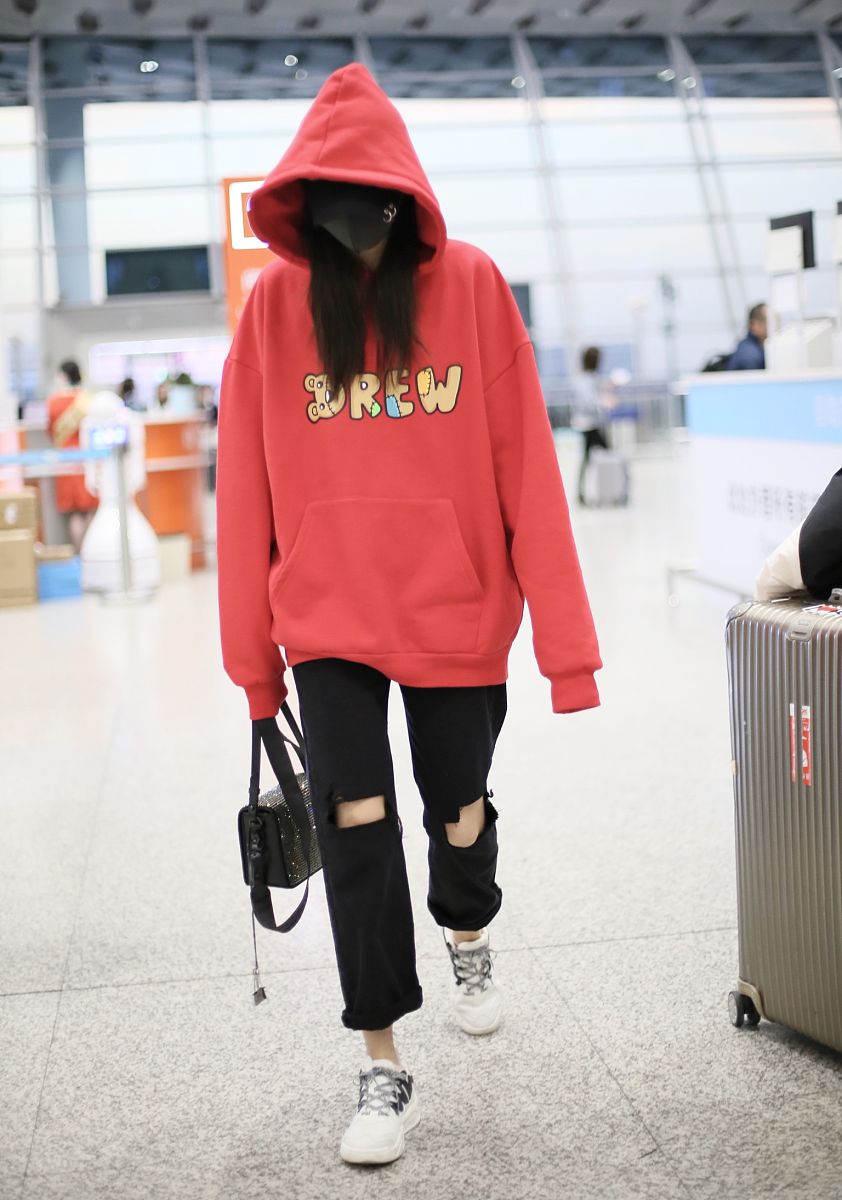 关晓彤街拍:drew红色卫衣破洞裤off-white水钻手袋 街头潮范儿