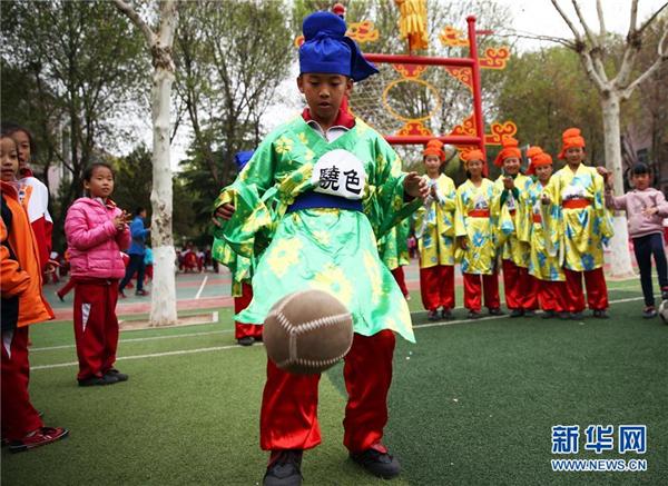 淄博:蹴鞠度清明 感受传统文化魅力