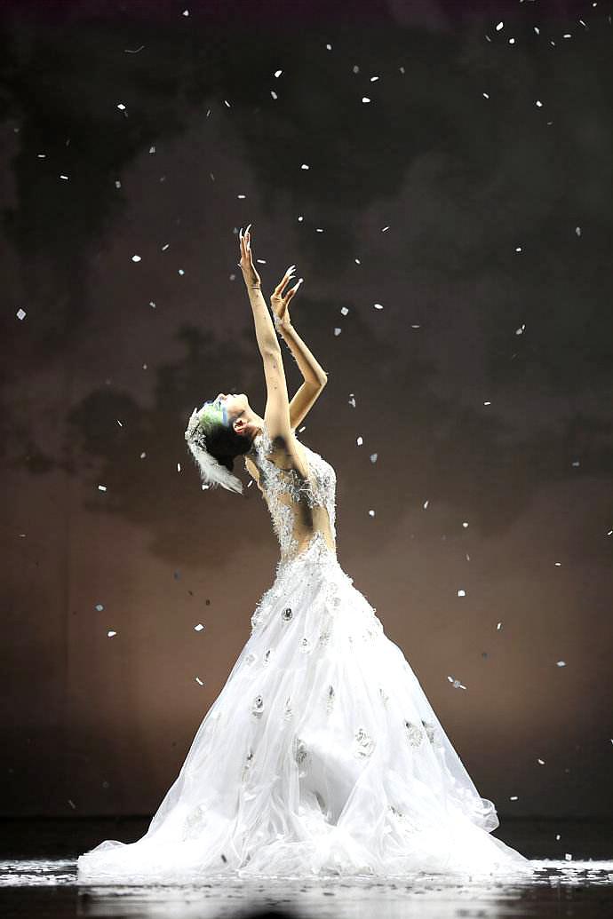 一直以来,人们将这位从深山里走出来的神秘舞蹈家称为"巫女"——一位