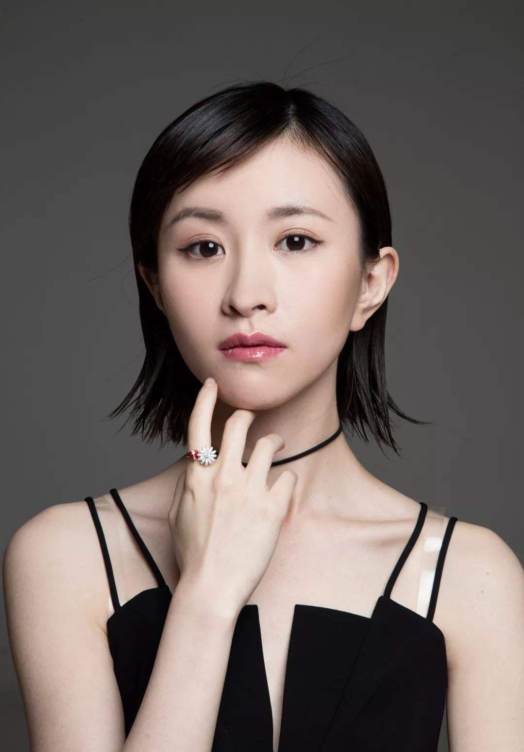 叶斯琦演绎女人岛的精彩奇遇原始人