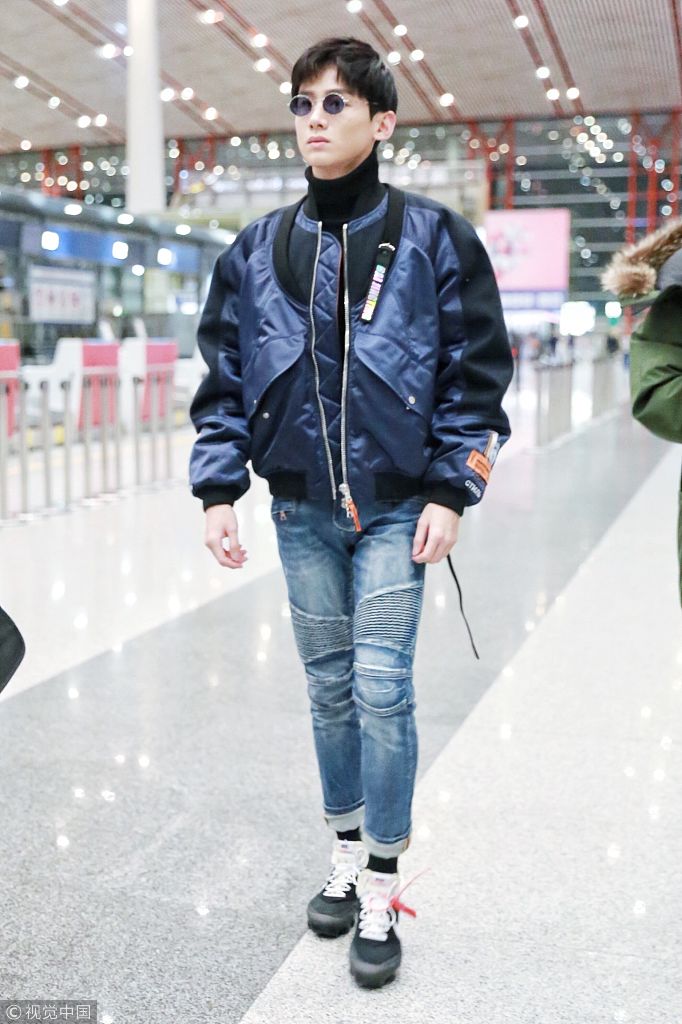 白敬亭飞行夹克搭高领off-white x nike小黑鞋帅气阳光