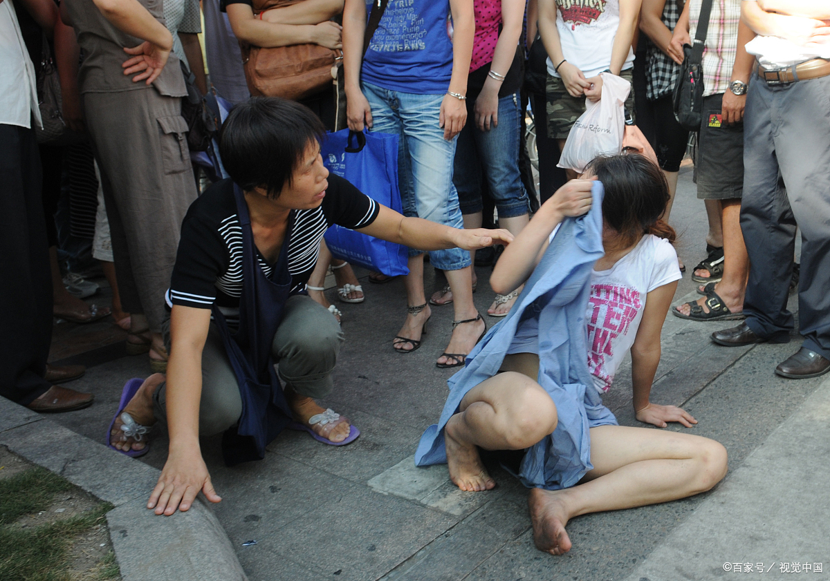 女子当街怒打小三,却被丈夫一手推开