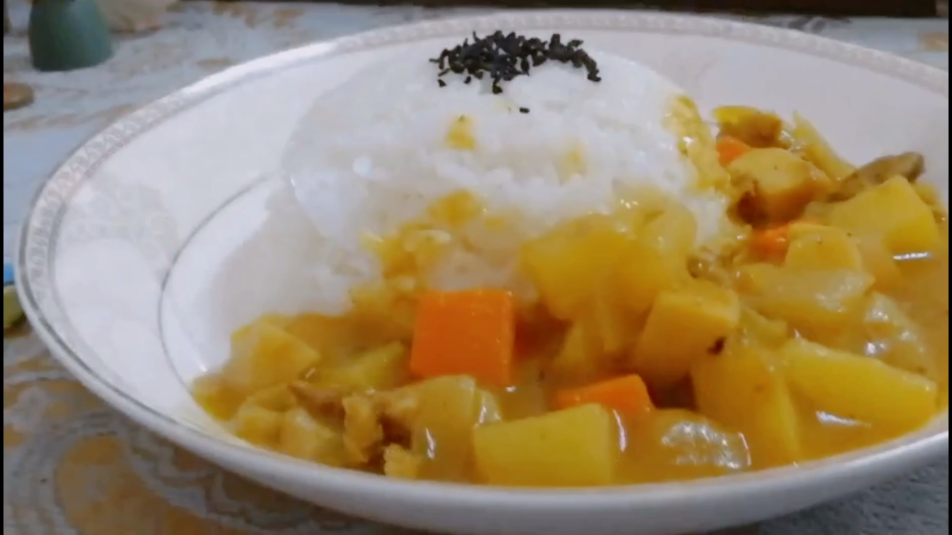 我花了大约十块钱,做了两人份的咖喱鸡丁饭,真的是太美味了!