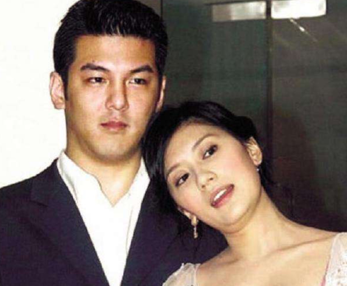 贾静雯走出前夫阴霾,大胆与大女儿合影,直言自己很