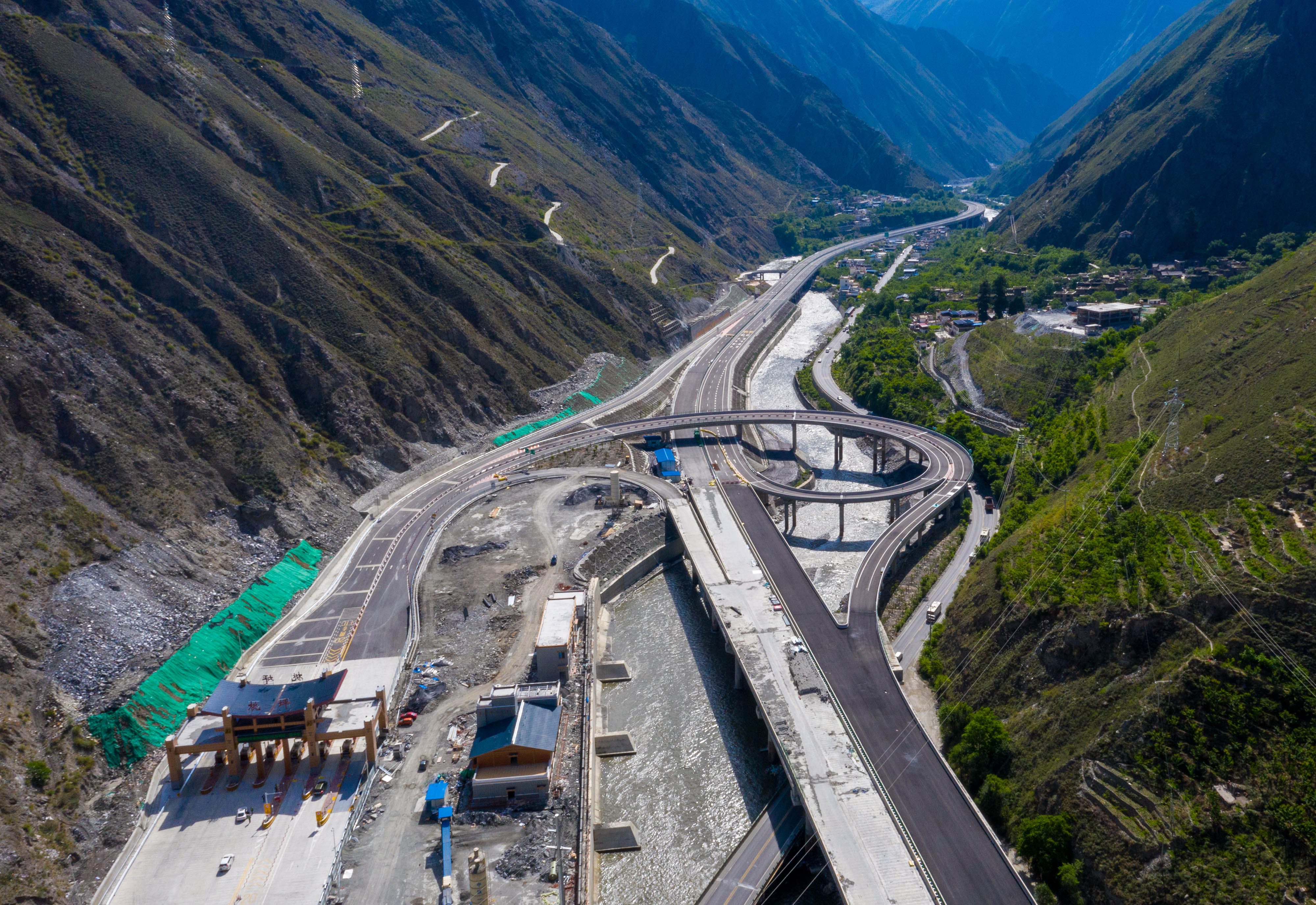 汶马高速部分路段建成通车(2)