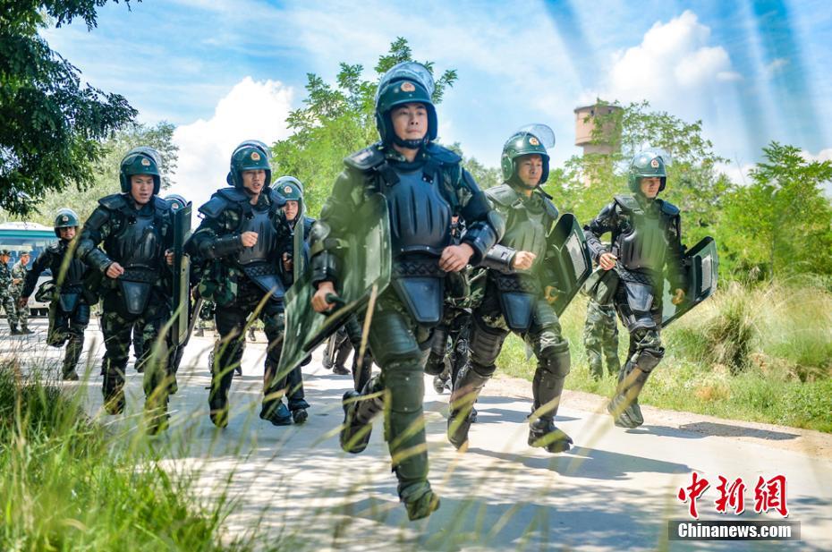 甘肃武警军事大比武 "全副武装"刺杀对抗