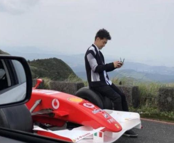 林志颖开f1登上山顶,摆拍完毕让拖车拉走,网友:跑车不能下坡?