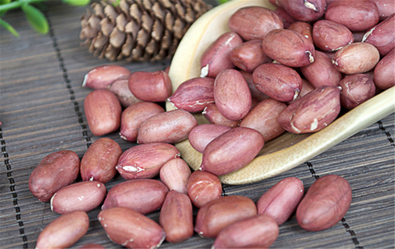 晨起空腹吃花生,不论男女若坚持一段时间,3件喜事可能不请自来