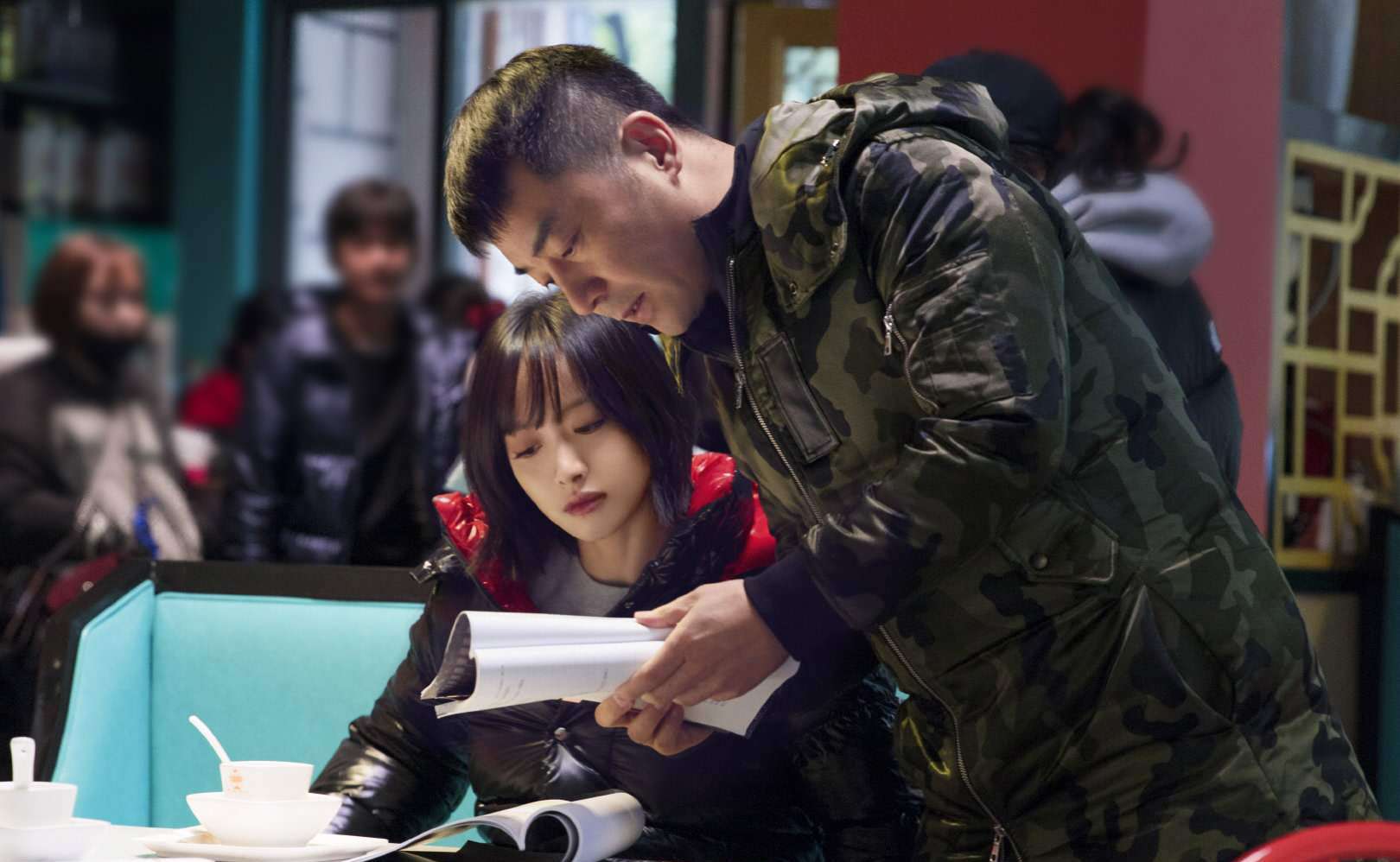 《掮客》曝温馨花絮照,学霸宋茜上线,罗云熙小眼神萌翻了!