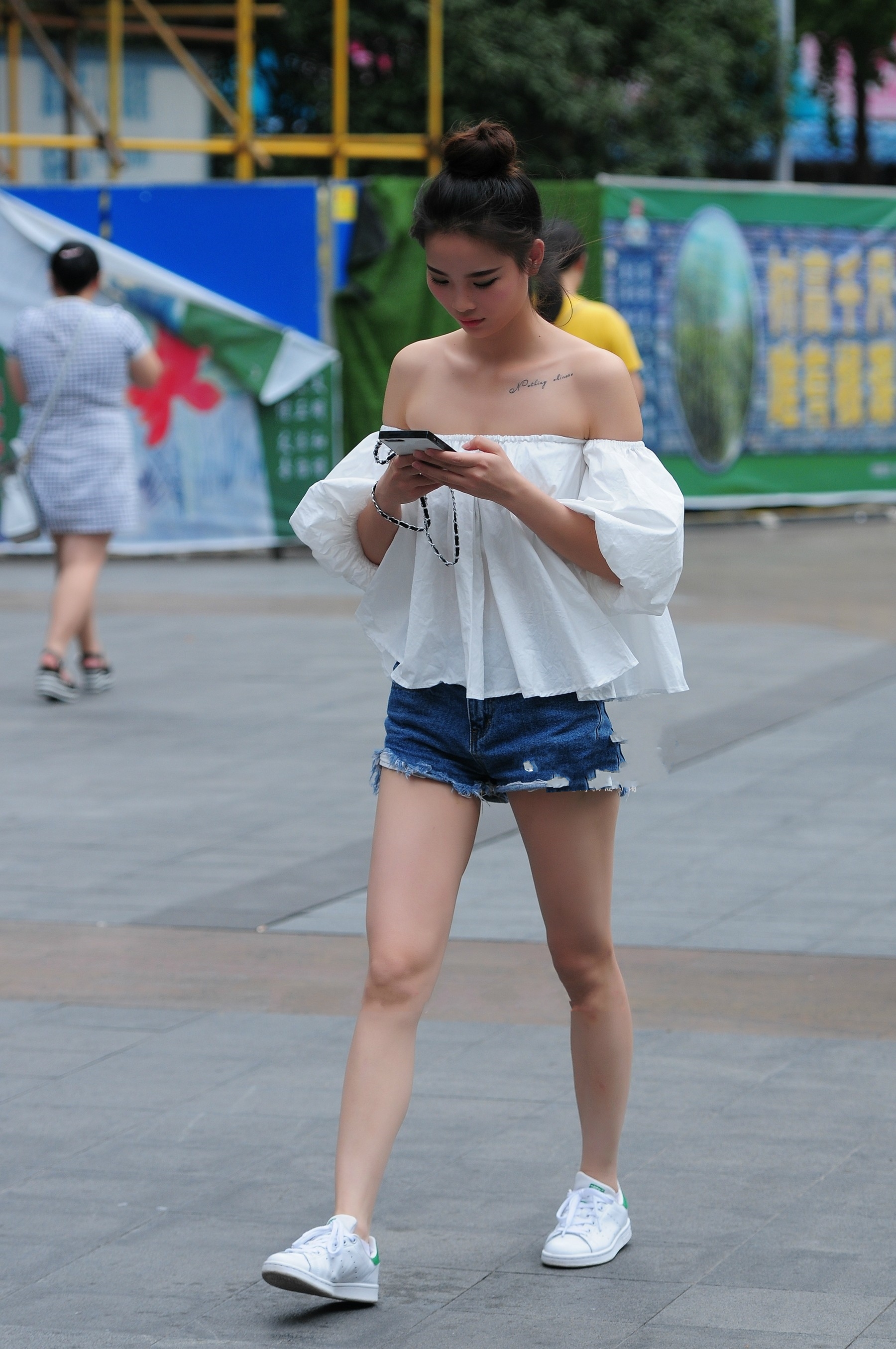 街拍:白色露肩装搭配牛仔短裤,显露出完美身材,性感有气质!