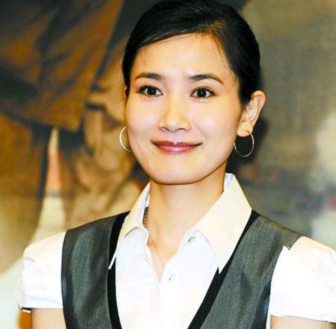 侯勇的三任妻子都是什么样?现任90后,首任影后,第2任最脸熟