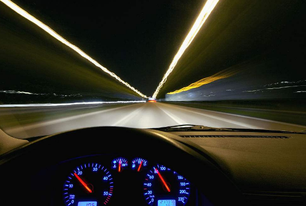 晚上在高速行驶的时候,你还一直用近光灯的话,那可是不行的