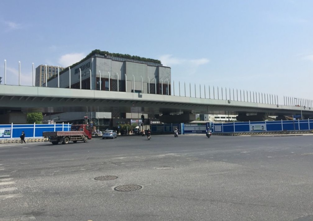 上海地铁9号线芳甸路站附近正在建设:混乱的道路有望变成立交桥