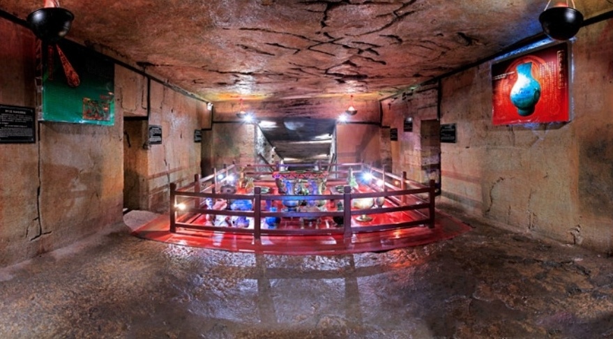 图:梁孝王陵墓入口前放着两尊镇墓兽.