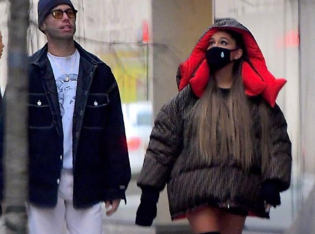 a妹与前男友逛街被拍,两人曾交往一年,现在一路热聊十分亲密