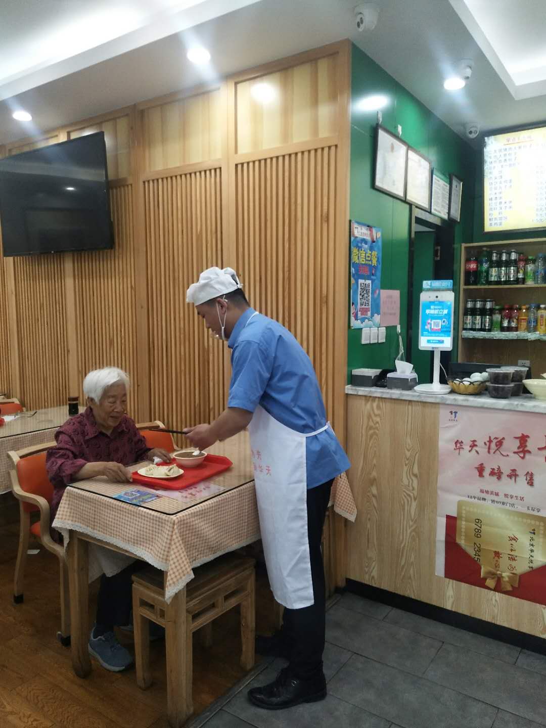 北京发布首个老年餐桌专项标准,配套老年餐菜谱进社区