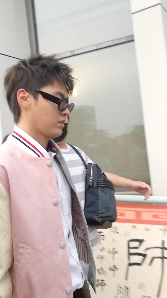 180429 吴亦凡现身某大学参与央视彩排 化身粉嫩系学长引尖叫