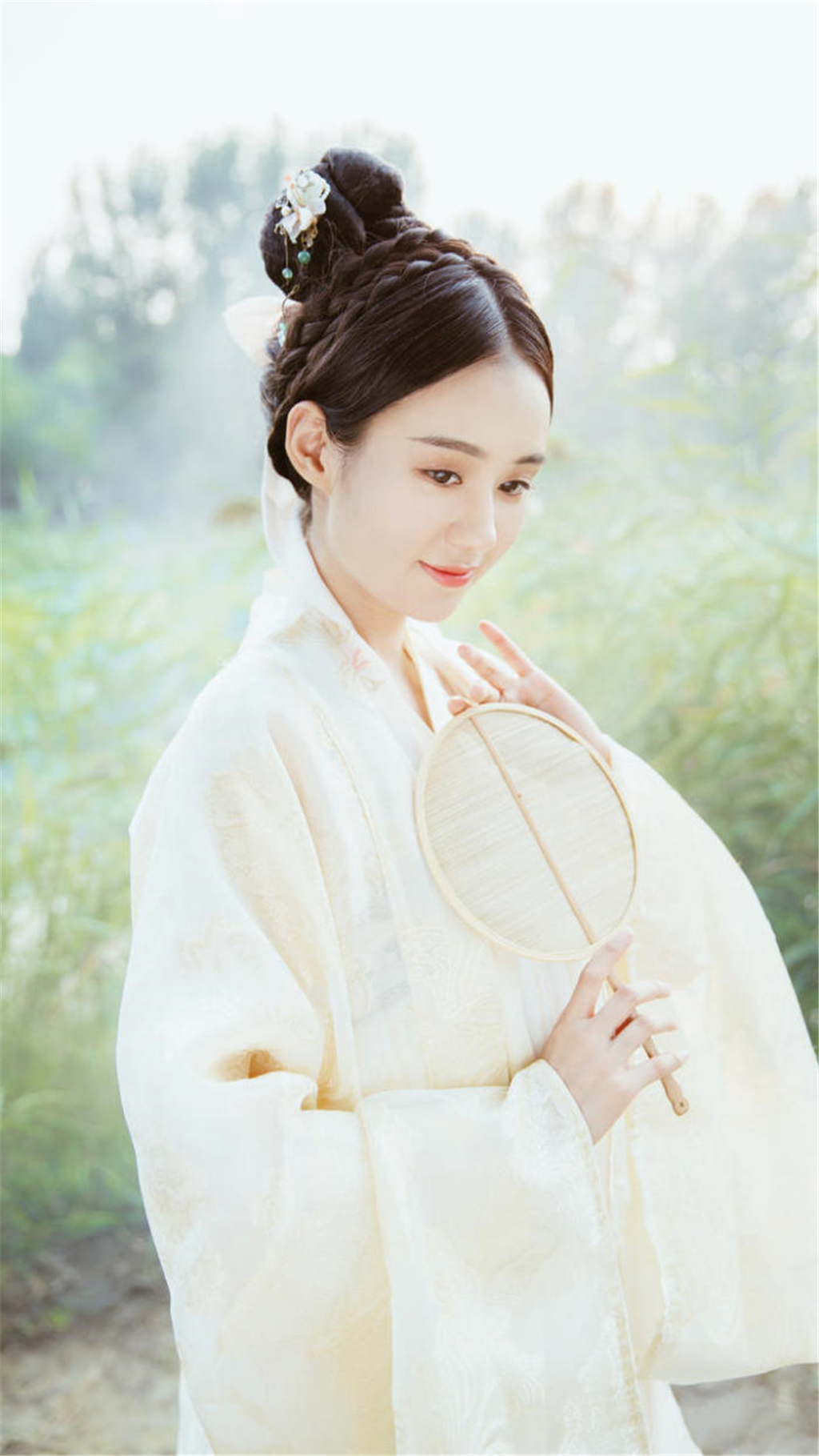 她穿成书中白莲花,带着金手指,抱上神秘最强者的大腿的末世爽文