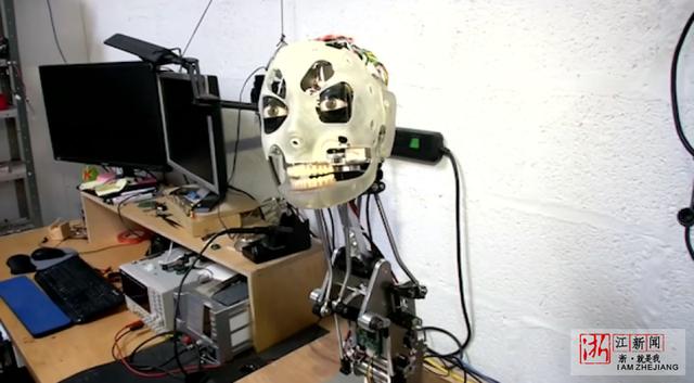 英国公司研发"画家"机器人 仿生眼有点怕怕的