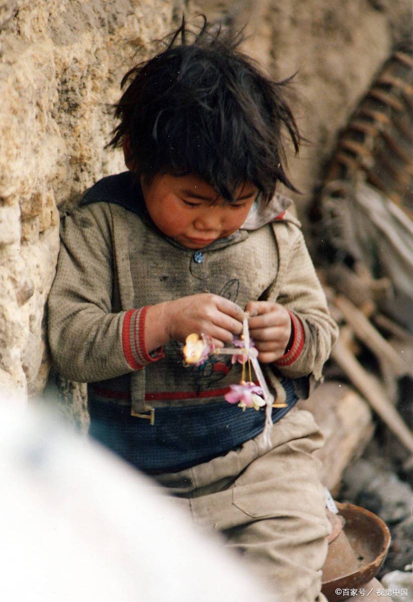 如果一生下来就让孩子继承你的贫穷,那么不生也是一种善良