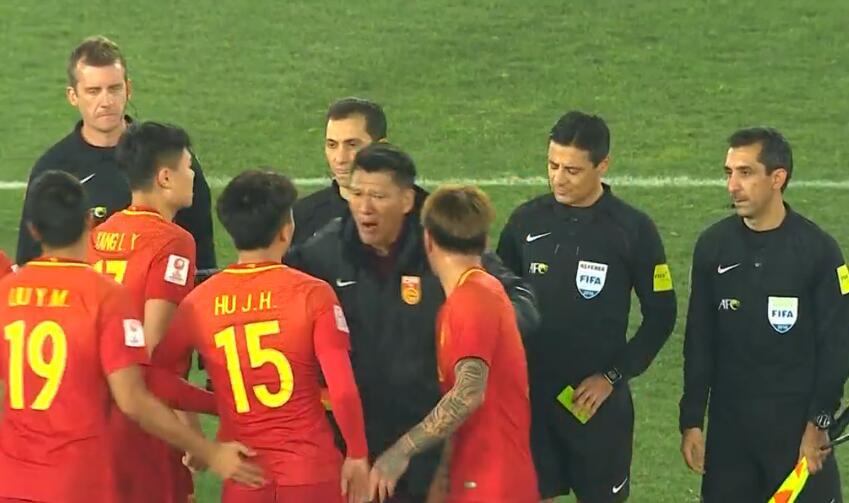 韦世豪赛后发飙狂喷 中国队围攻裁判,一度拒绝与对方握手