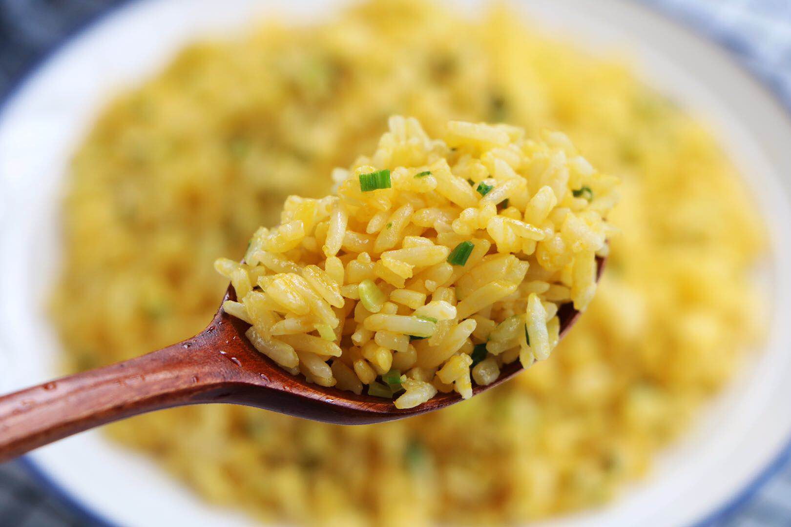 大米别炒饭了,加2个蛋黄拌一拌,好看更好吃,外面买不到哦!