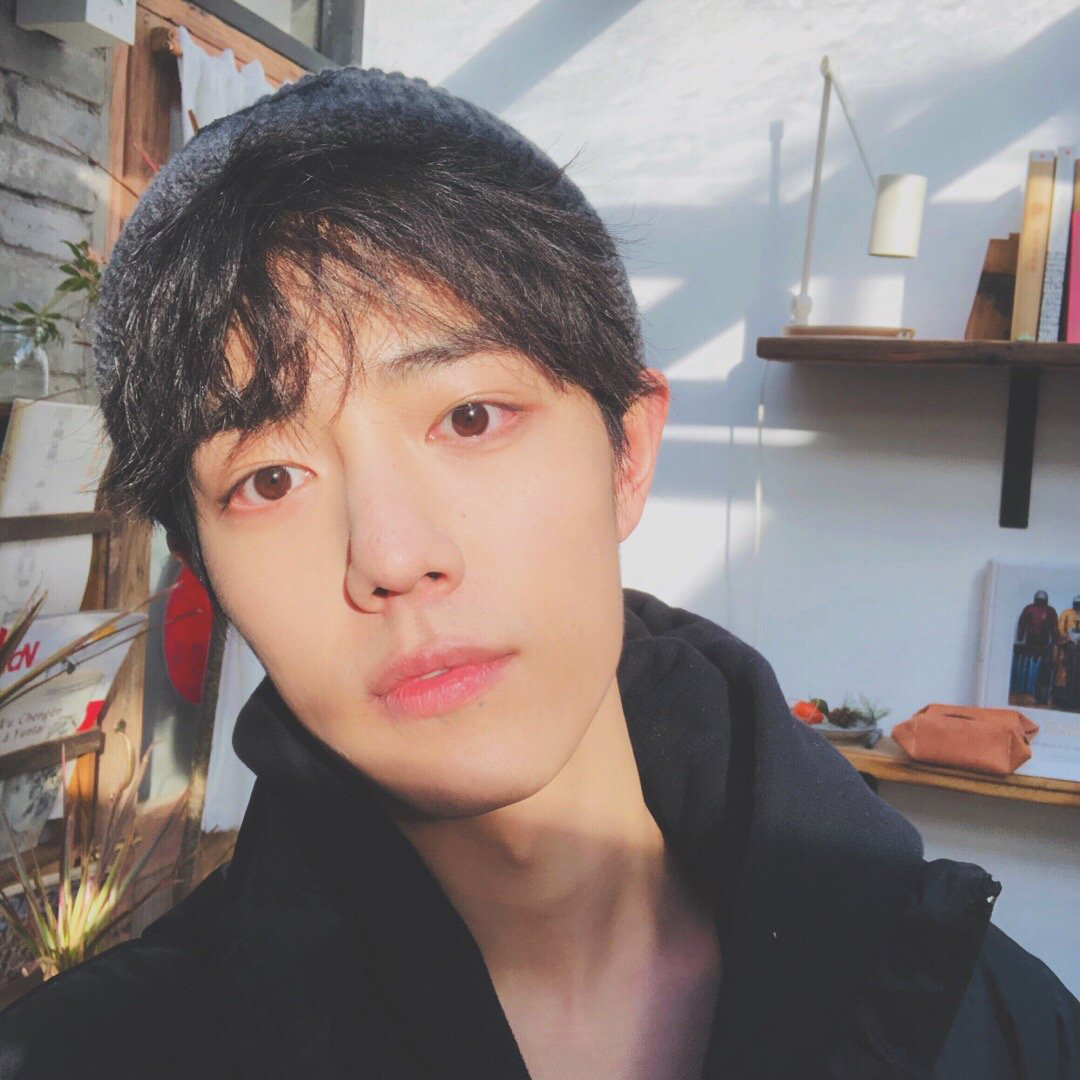 肖战自拍照 肖战个人生活照图片