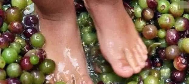 脚踩的食物你愿意吃吗?这三种用脚踩出来的食物,你绝对吃过一种