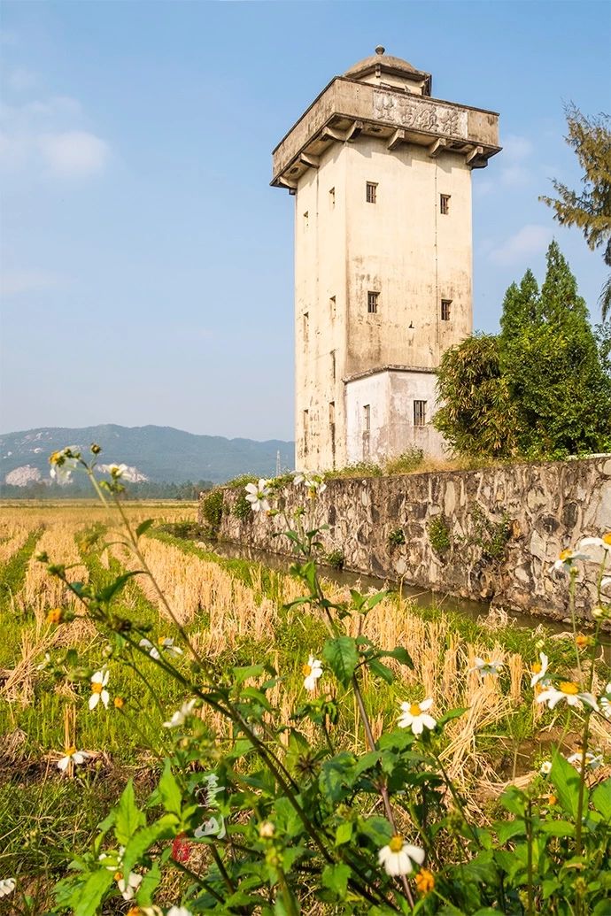 浮石村的西门则是一座巴洛克风格的古旧门楼,造型比承惠里门楼简洁了
