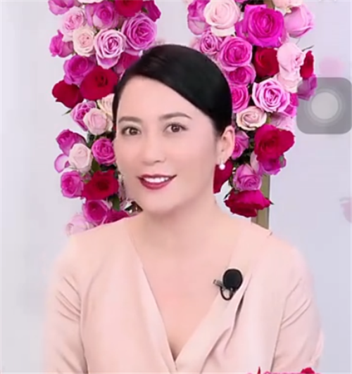 俞飞鸿直播首秀在讲相声?女神还质疑自己的美!