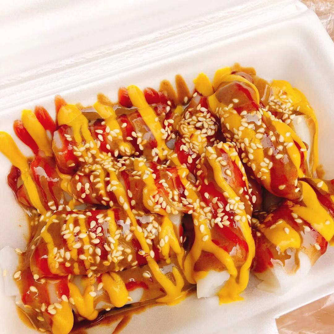 口感也很细腻 是用现成的猪肠粉再加上调配的酱汁做的,分别有酱