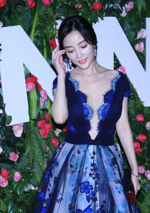 李小璐真敢穿,深v礼服"胸"涌澎湃,网友:贾乃亮看了怎么想?
