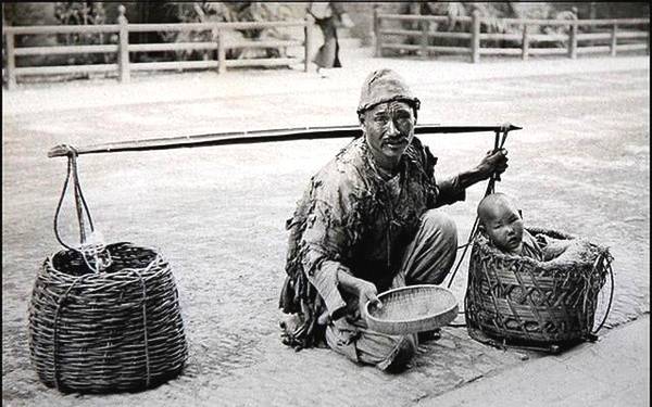 实拍清朝末年的乞丐:一个比一个可怜,老照片看着令人揪心