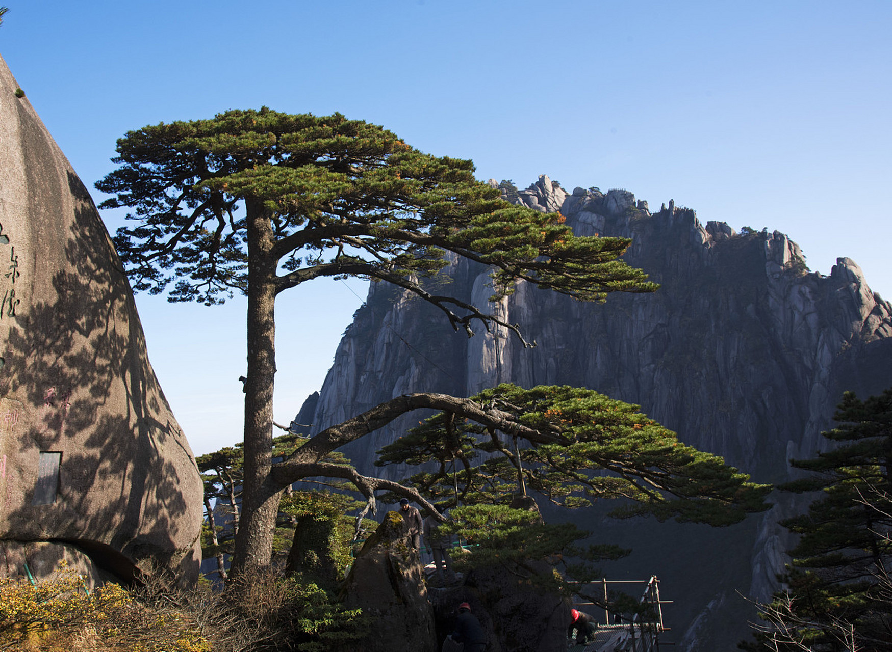 首先,我们推荐您去探索黄山的山洞.