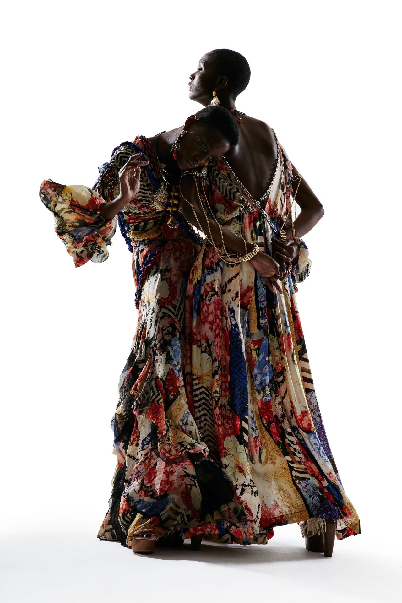 时尚潮流与非洲服饰文化的结合,服饰风格狂野而性感,布料色彩鲜艳丰富