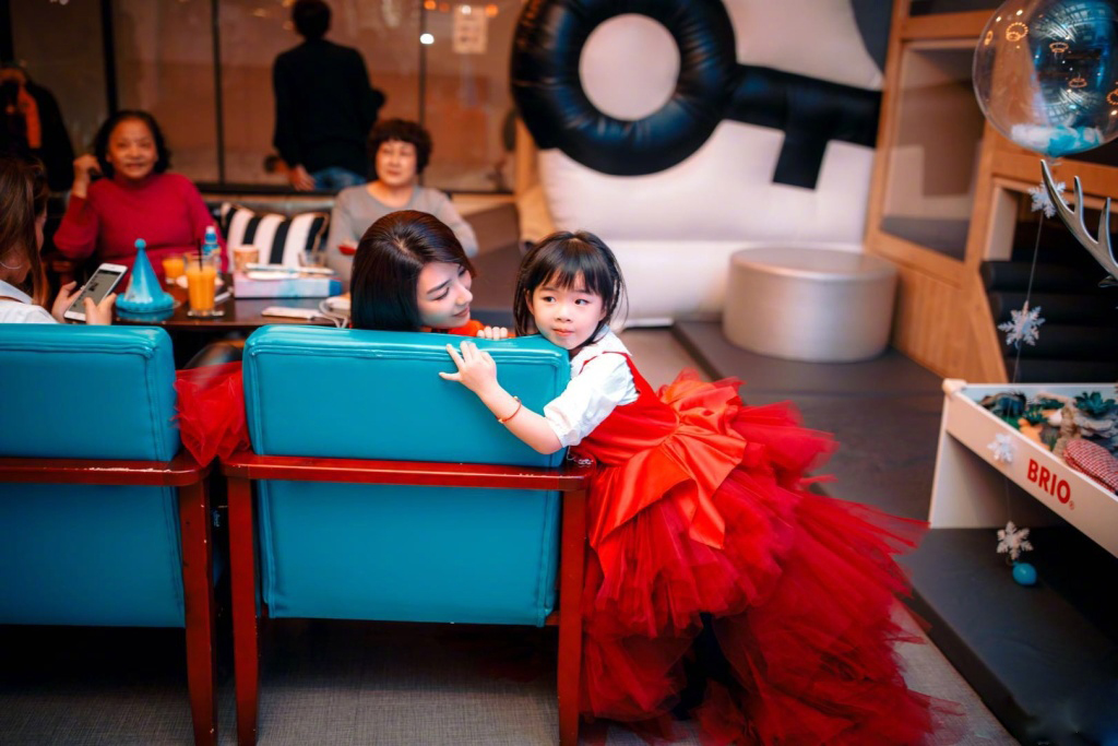 黄芊玲不肯回家,听到她与爸爸的对话,心里冰凉冰凉的