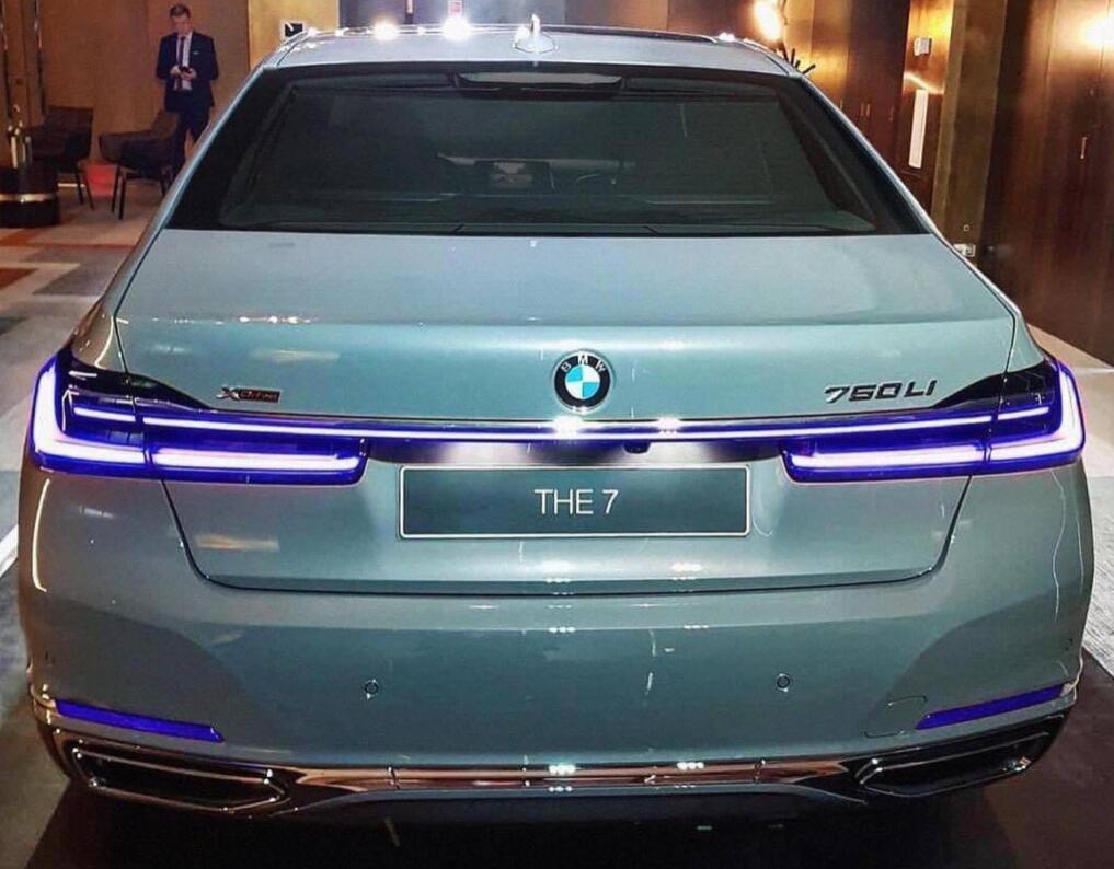 首台混动版宝马7系到店,紫色led尾灯首曝光,灯光效果不输奥迪a8