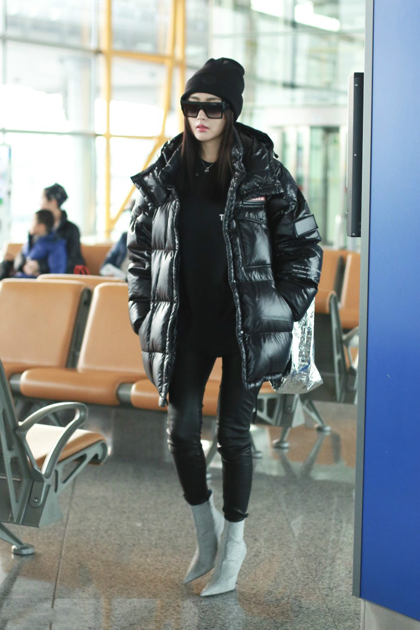张天爱穿黑色羽绒服搭配黑皮裤现身机场,戴毛线帽和墨镜皮肤白皙