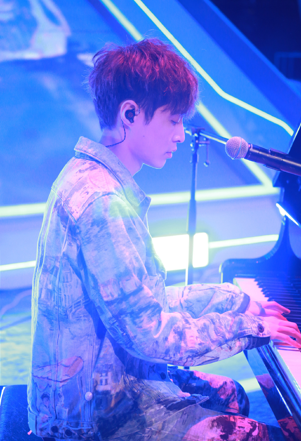 张艺兴被质疑做导师的实力?穿上帅气战衣,一段即兴舞蹈证明自己