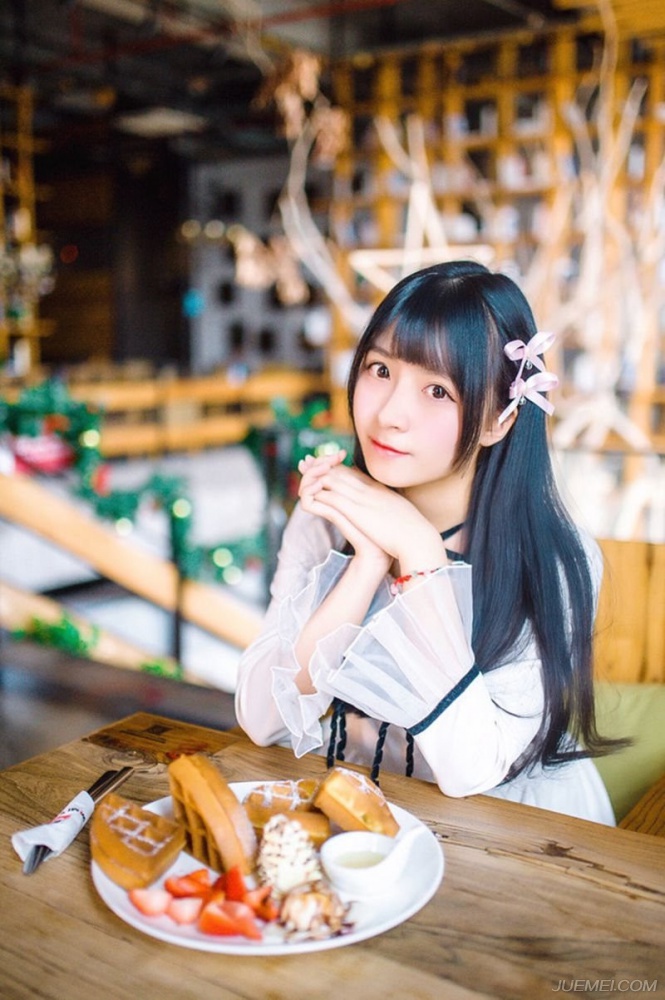 俏皮少女洁白长裙休闲文艺写真