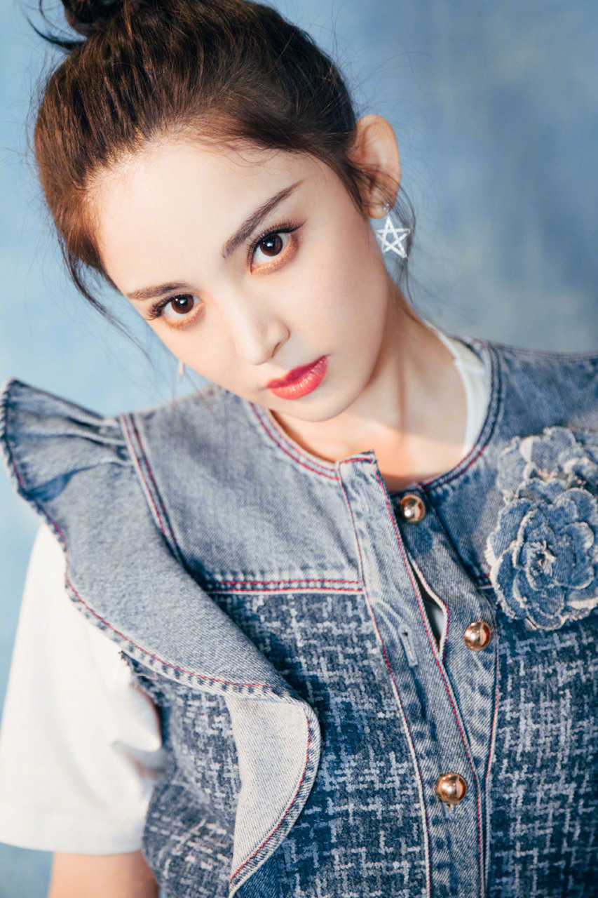 娜扎夏日新造型,荷叶边牛仔短裙搭配俏皮丸子头,利落清爽又酷又甜!