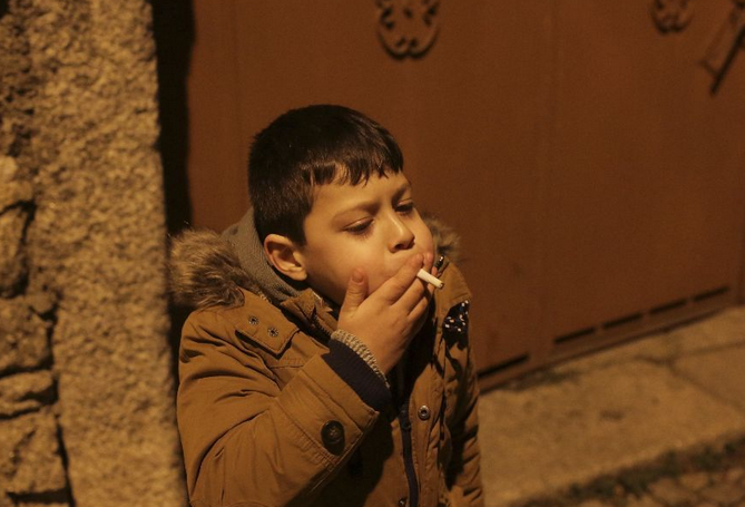 抽烟社会小男孩图片图片