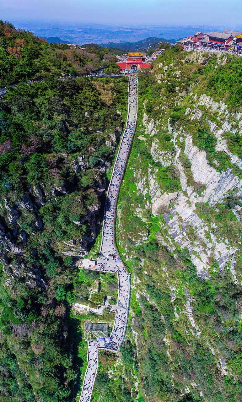 自汉代我国确立"五岳"以来,泰山就居于"五岳独尊"的地位.